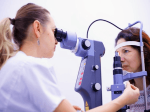 Read more about the article How to Choose a LASIK Surgeon?